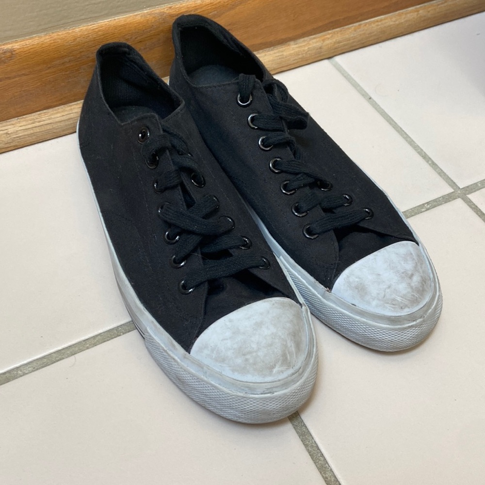 Charcoal Gray AirWalk Low Tops Men’s Size 8.5 *Used*
